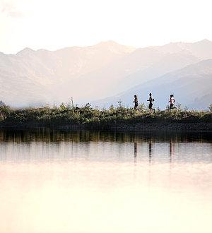 Drei Jogger am See