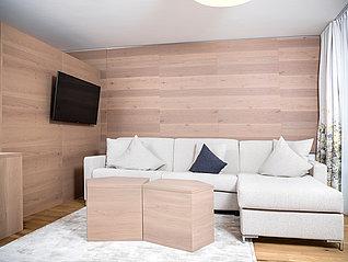 Wohnbereich mit Fernseher in der Suite Lindrain